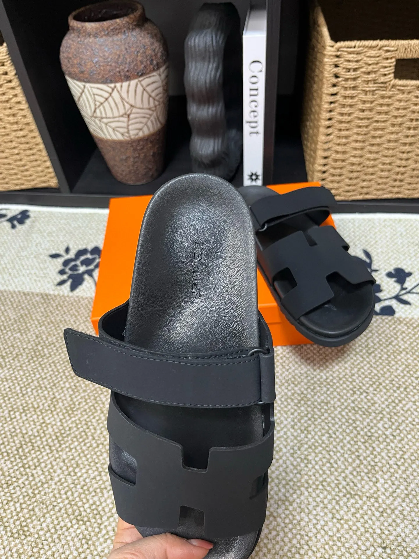 P300 Long-term stock Hermes men’s Kazimir slippers for couples - top quality woven calfskin functional sandals with intertwined uppers inspired by the “H” iconic pattern to create a casual look, perfect for summer. Imported cowhide + cowhide lining + TUP outsole Size: 35-46